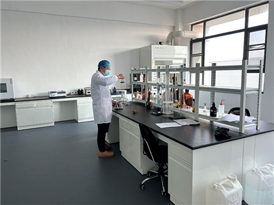 实验室工作场景