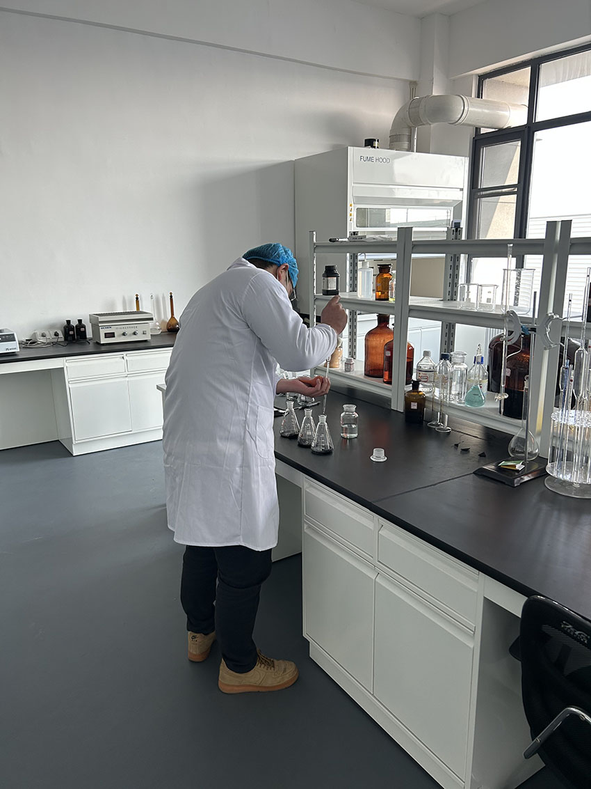 实验室工作场景